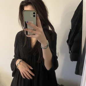 Svart volangklänning - Säljer min svarta volangklänning i storlek M från zara. Den finns inte längre på hemsidan (vad jag kunde se) men på andra bilden ser ni en liknande klänning💓 Jag har katter i hemmet men kläderna blir alltid rullade innan dom skickas. Kan gå ner i pris.