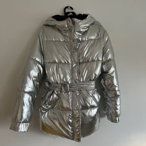 Silver dunjacka  - Dunjacka, använd väldigt få gånger så den behöver ett nytt hem som älskar den. Den är lite ljusare silver än vad som visas på bilden.