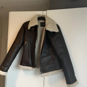 Skinnjacka  - Brun skinnjacka med ”fluffig” insida. Köpt secondhand för något år sedan men fortfarande i mycket bra skick. Köparen står för frakten!❤️