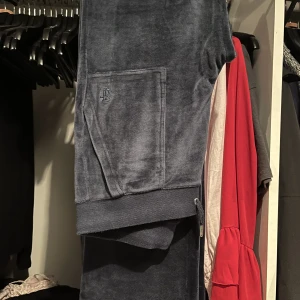 Juicy couture mjukisbyxor  - Juicy couture mjukisbyxor i marinblå storlek M. Mjukisbyxorna är knappt använda och är i otroligt fint skick. Köparen står för frakten.