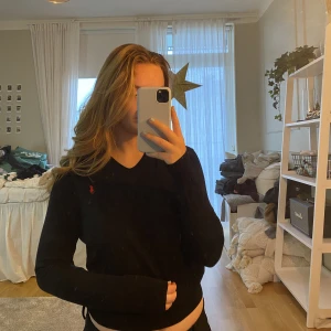 Ralph Lauren stickad tröja  - Säljer denna svarta stickade tröja från Ralph Lauren då jag inte använder den. 💕Bra skick och skönt material💗