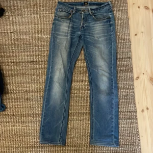 Lee jeans - Ett par midwaist straight jeans från Lee i bra skick. Modellen heter DAREN.  100kr exklusive frakt.