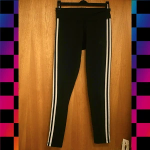 Adidas Leggings - adidas leggings, väl använda men bra skick, en av loggorna håller på att skala av
