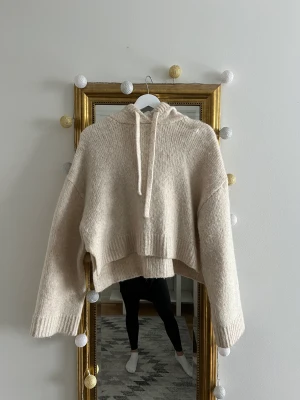 zara stickad m-l 🤍 - superfin, använd ett fåtal gånger. den är storlek m-l men sitter superbra på mig som har s vanligen. frakt tillkommer 🤍 klicka gärna på köp direkt