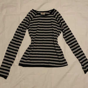 Randig tröja - En jättefin randig tröja i bra skick som tyvärr inte kommer till användning. Skriv privat för fler bilder💗 