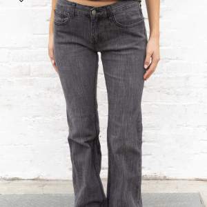 Svarta low waist flared jeans (har använts) 