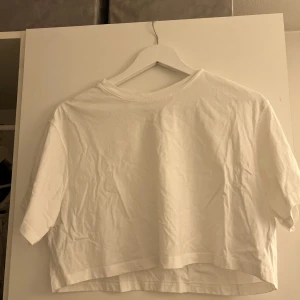 Croppad t-shirt  - Säljer denna topp från hm som är använd Max 3 gånger, så i princip helt orörd. Lite oversize modell men ändå croppad. Har en precis likadan fast beige i storlek Xs. Är typ exakt lika stor. Också i fint skick.samfraktar!