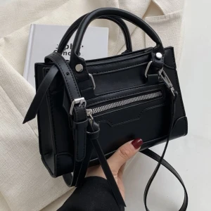 Väska - Behöver rensa garderoben så säljer nu denna fina svarta väska. Använd en gång så den är som ny💗nypris 179kr