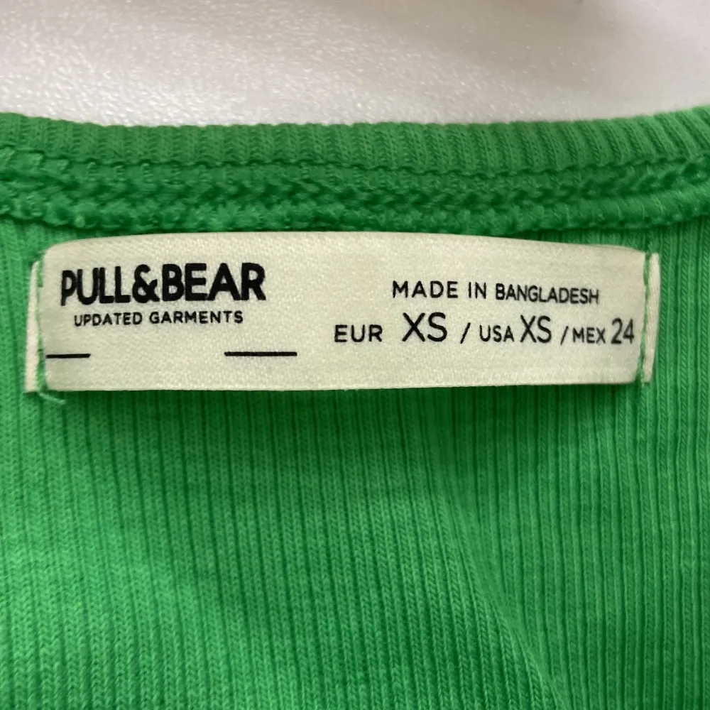 Fint, grönt linne. Köpt på Pull&Bear för 100kr tror jag. I väldigt bra skick! Köparen står för frakten🤍💚. Toppar.