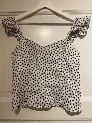 Sommartopp  - Så gullig topp till sommaren och passar perfekt till ett par jeansshorts!🌺liten missfärgning vid kanten men syns ej när den är på, därav priset☺️