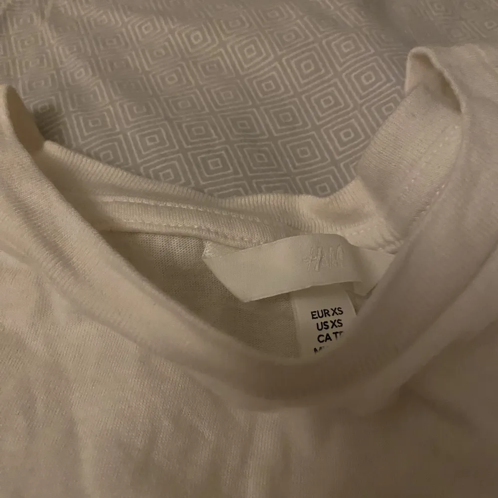Basic vit T-shirt som jag säljer pga för lite användning❤️Ny pris 79kr.. T-shirts.