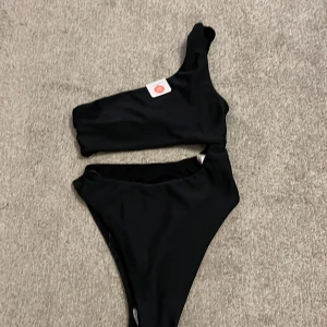 Svart baddräkt  - Svart baddräkt oandvänd men testad dock