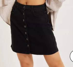 Svart jean-kjol  - Ser ut som den på bilden fast storlek 38. 