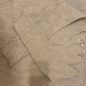 Stickad tröja  - En fin grå stickad tröja. Den har använts men den är fortfarande k bra stick. Priset kan diskuteras ☺️