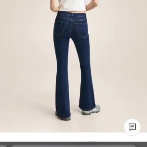 Lågmidjade jeans  - Säljer dessa lågmidjade jeans från mango🫶🏻 Använda ett fåtal gånger, fråga gärna efter fler bilder🫶🏻
