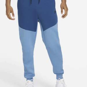 Nike tech byxor blue/blue. Knappt använda i nyskick, skriv för bilder på byxorna.