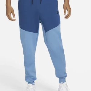 Nike tech  - Nike tech byxor blue/blue. Knappt använda i nyskick, skriv för bilder på byxorna.