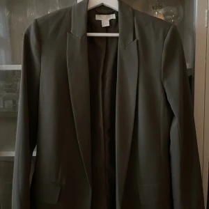 Grön blazer strl 34  - Grön blazer från H&M strl 34 , sparsamt använd. Nypris 499 sek  Köpare står för frakt 