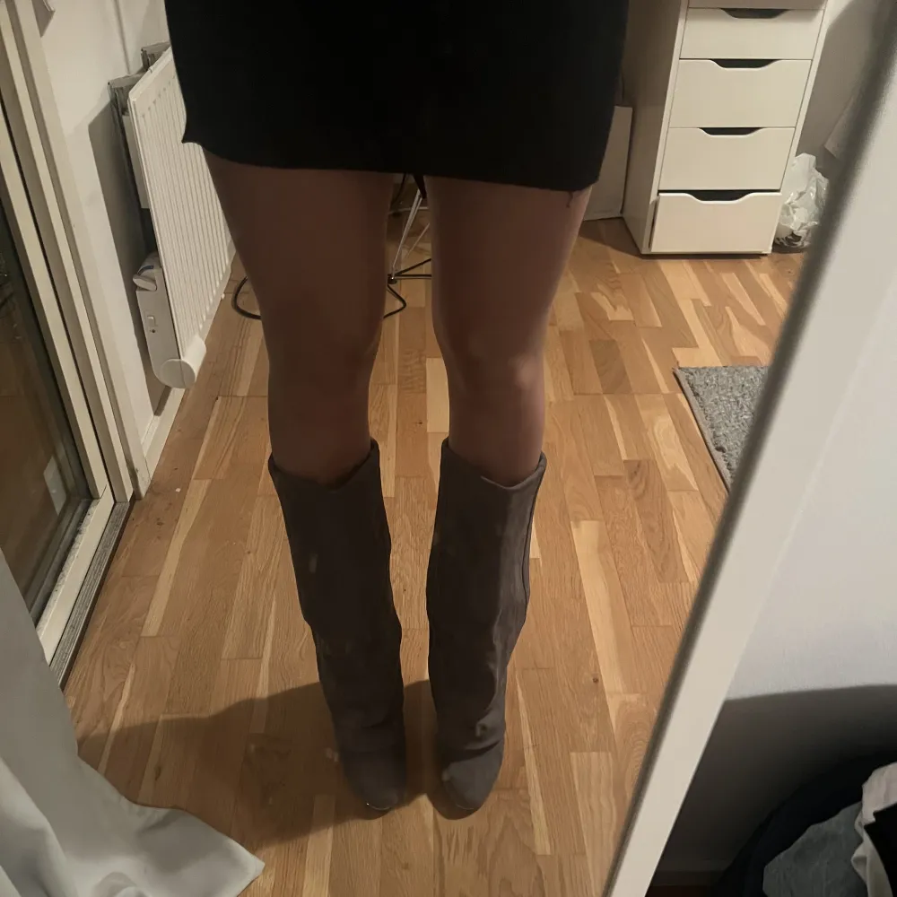 Säljer nu mina boots/stövlar från SEE BY CHLOÉ i storlek 39. Använda några gånger men fortfarande i fint skick och super sköna. De har en klack på 6-7 cm och är i mocka. Köparen står för frakten (ingår ej i priset).. Skor.