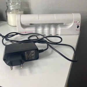 Uv och led lampa  - En jätte bra uv lampa, man kan stoppa in 4  fingrar i taget!! Så man får stoppa in tummen var för sig!! Den har blivit använd några gånger och funkar jättebra!!❤️