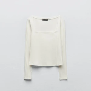 Zara tröja - Oanvänt vit ribbad zara tröja i storlek XS. Den har en fyrkantig hals och är perfekt för en ren basic look. Styla upp den med snygga byxor eller en kjol och accessoarer, eller håll det enkelt med jeans. Den är helt ny och i mycket bra oanvänt skick. 