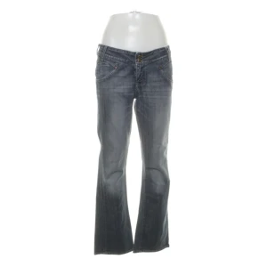 LEE jeans  - Säljer mina supersnygga Lee jeans. Jag är 160 och dem är lite långa på mig. Jag brukar ha storlek 26/30 men dessa passar på mig och är i storlek 30/31. 💕