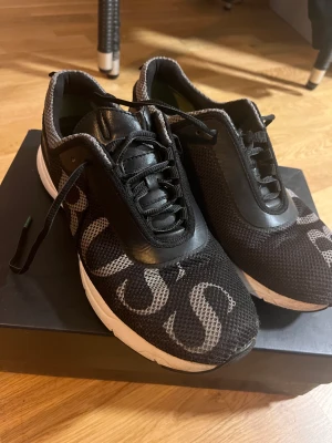 Hugo Boss Skor - Storlek 41 Bra kvalite knappt använda Pris går o förhandla