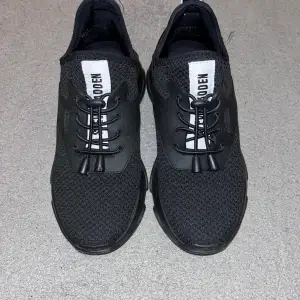 Svarta Steve Madden sneakers i storlek 38. Använda en gång. 