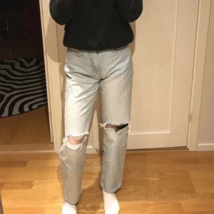 Säljer blåa jeans med hål på knäna - Säljer nu mina blåa jeans för att dom inte kommer till användning längre, sparsamt använda och fint skick! Pris kan diskuteras 