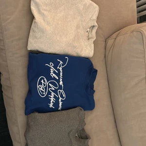Represent blank - Säljer tre styckna sweatshirts från represent clothing. Lite oversized i modellerna och i storlek S i man. . Nypris Pär styck är  runt 1300kr och är aldrig använda. 750kr för en eller 1950 för alla. 