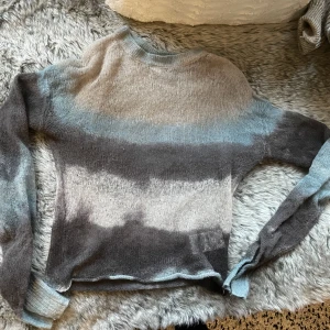 Weekday tröja - Weekday tröja som är tunnt stickad. Har linne under! Passar XS-S! Använd 2-3 ggr, fint skick men lite nopprig!