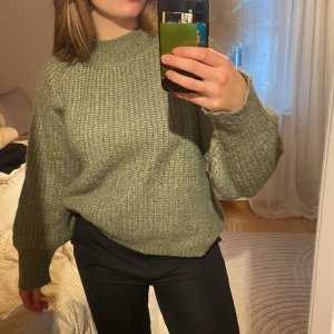 Grön stickad tröja  - Superfin stickad tröja i grönt från lager 157. Mycket sparsamt använd så i fint skick, storlek L. Hör av dig vid frågor💕