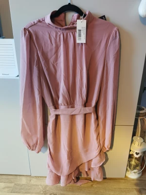 Helt ny klänning från nelly - Ny klänning från nelly, lappar kvar. Puderrosa, storlek 38 