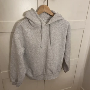 Hoodie - Säljer denna supermjuka hoodie från hm. Den har en liten fläck framtill, men syns knappt. Storlek  S. Skriv i dm för fler bilder☺️