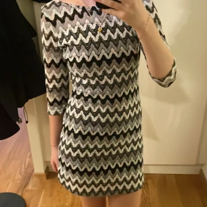 sicksack klänning  - Sicksack klänning med glitter från märket Alice by Belle Shoes står inte storlek men är som en xs.