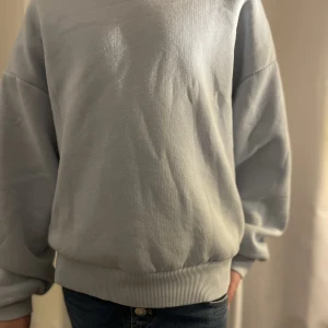 Blå Tjocktröja  - Säljer min jättefina collegetröja från gina pga att den tyvärr har blivit för liten! Pris kan diskuteras, Skriv privat!🥰