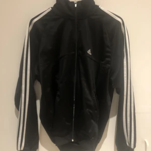 svart adidas zip-tröja - svart standard adidas tröja med zipper, det står ingen storlek men skulle säga att den sitter som en M till L, skickar jättegärna fler bilder om det behövs:)), sitter jättebra på och inga defekter💞