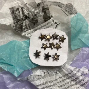 Bokmärken och dekorationer  - Stjärnor ⭐️  Kan andvändas dom bokmärken och dekorationer  Väldigt fina alla är rena och aldrig använda kommer i en påse för de ramlats av paletten 💕💕💕💕💕💕💕💕💕💕💕💕💕💕