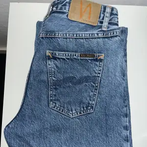 säljer dessa super snygga och bekväma jeans från märket Nudie Jeans. Köpte på jeansbolaget i somras, minns ej priset men när jag googlar ligger dom ca 1.500kr. Säljer pga dom blivit för stora för mig, knappt använda.
