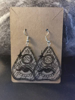 Handgjorda örhängen  - Fantastiska handgjorda krympplast örhängen. Metaltråden är nickelfri och öronkrokarna i silver.  Pris 70kr för ett par, 100kr för två par.  Ink frakt med post nord.  Önskas spårbart står du för frakten. Se gärna mina andra annonser.