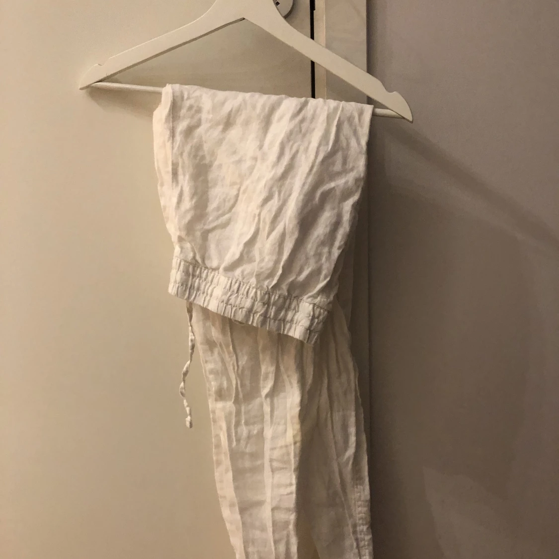 Vita utsvängda linnebyxor