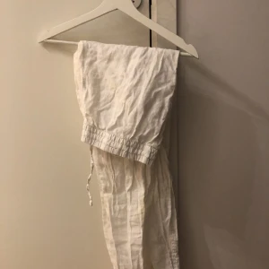 Vita utsvängda linnebyxor - Långa vita utsvängda linnebyxor