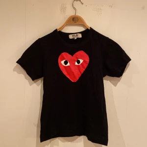 Commes des Garcons - Säljer för liten kom aldrig till användning. Snygg och simpel tröja av märket CDG Stl S Mvh Leo