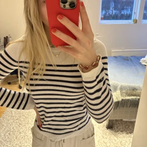 Randig stickad tröja - Så söt topp med knappar upptill och lång i armarna från h&m. köpt för länge sedan, men knappt använd därför ser den ut som ny. Den är i barn strl 156 men passar mig som är en S. Skulle säga att den motsvarar XS/S storleksmässigt. ❤️