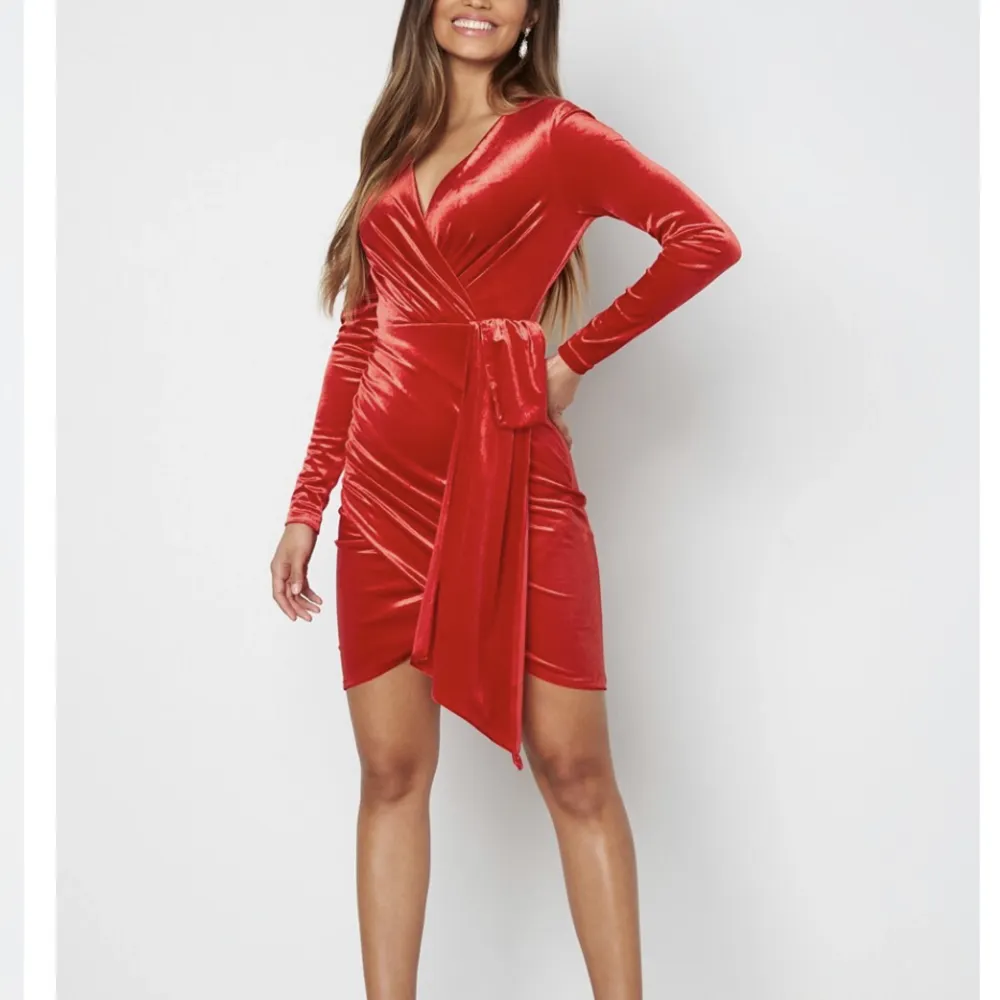 Säljer denna superfina röda sammetsklänningen från bubbelroom, som endast är använd en gång i storlek xs❤️ Nypris 600kr och säljer för 200kr❤️OBS! Lånad bild. Klänningar.