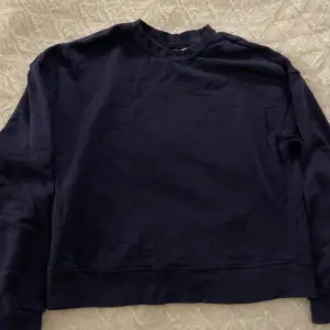 Marinblå sweatshirt från H&M💙  Jätteskön och passar till mycket👌🏼  Sitter perfekt och är varken för varm eller för kall✨✨ 