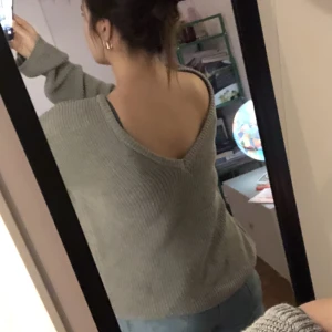 NAKD stickad tröja  - Stickad tröja med fin urringning i ryggen.