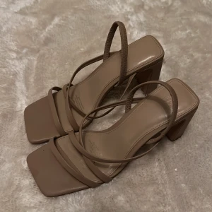 Klackskor - Snygga biega klackskor med flera band, använda vid ett tillfälle 