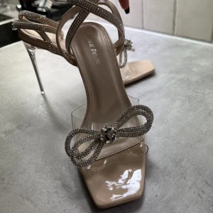 klackar 10,5cm - Läckra klackar med passform Wide fit. Strlk:41. Oanvända pga för stor storlek, tyvärr!  Nypris: 499kr 