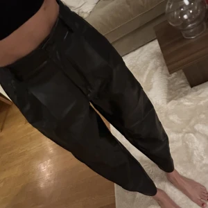 Skinnbyxa - Skinn byxa från zara, använd fåtal gånger 